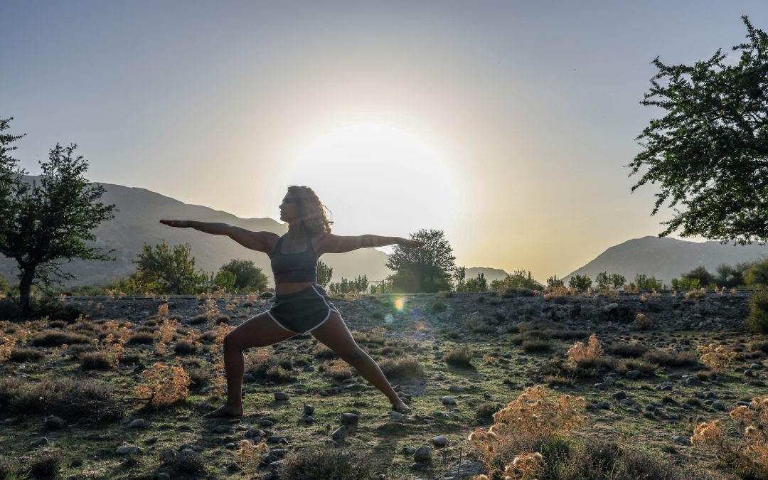 a girl doing a free outdoor yoga workout in the desert at sunset